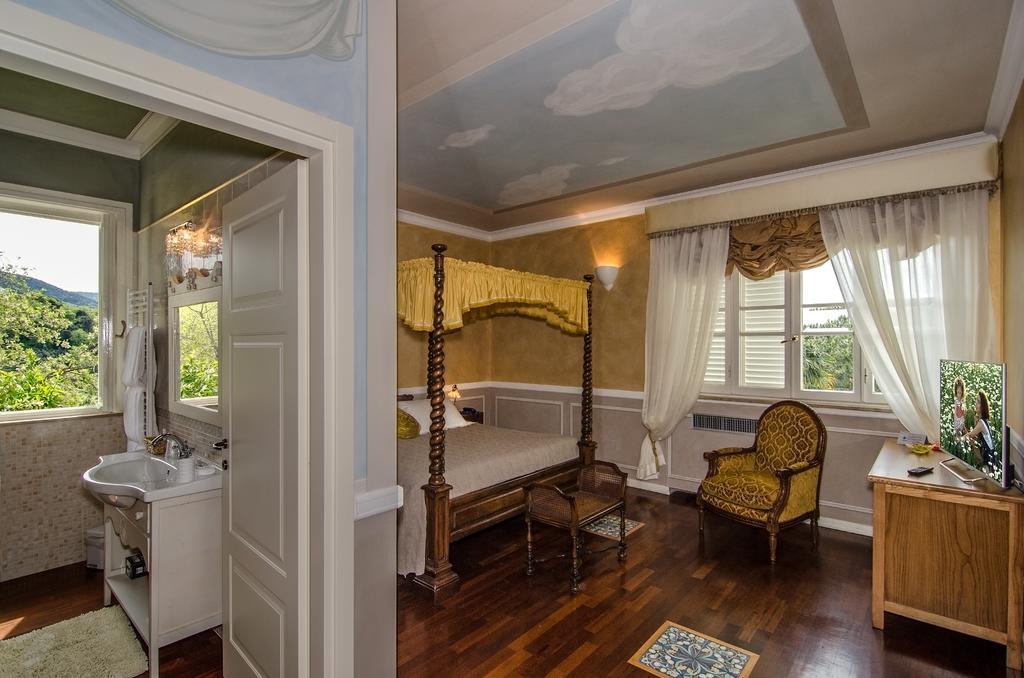 La Chandelle Massarosa Room photo