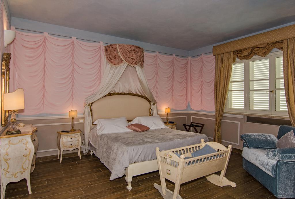 La Chandelle Massarosa Room photo