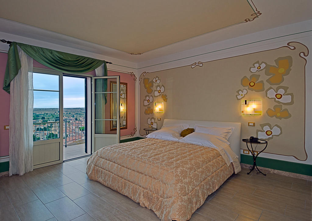 La Chandelle Massarosa Room photo