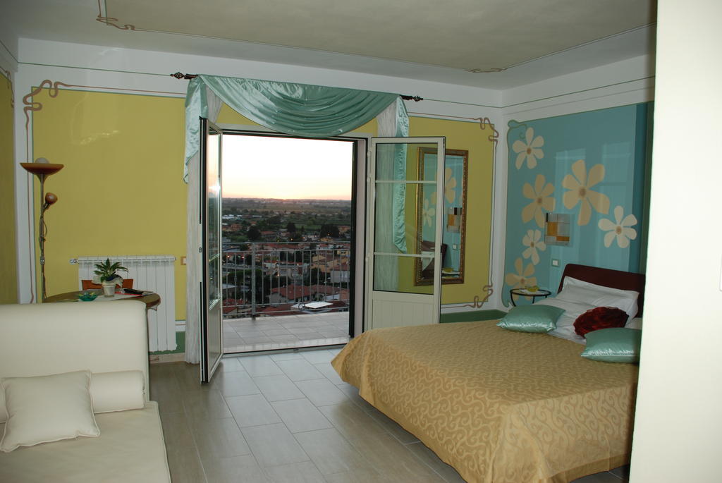 La Chandelle Massarosa Room photo