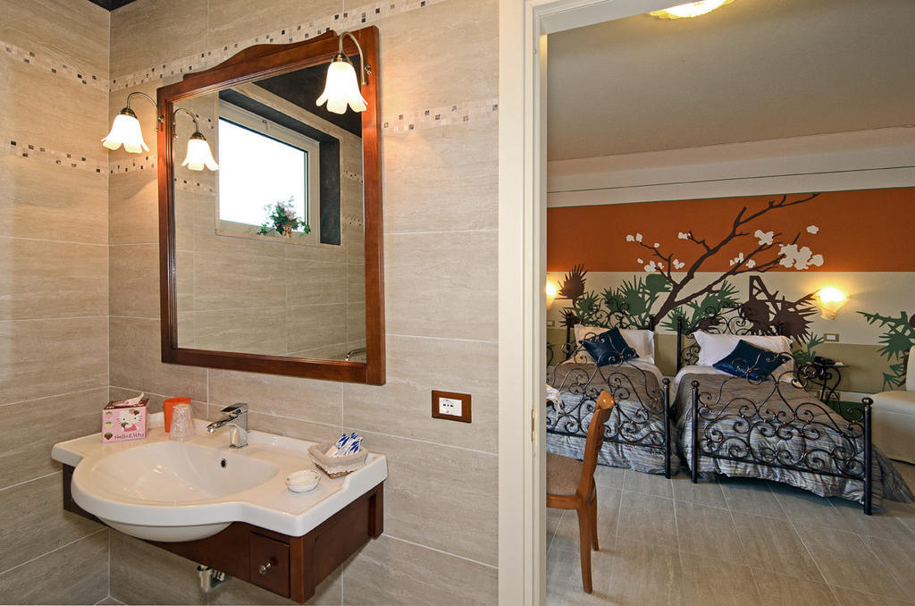 La Chandelle Massarosa Room photo