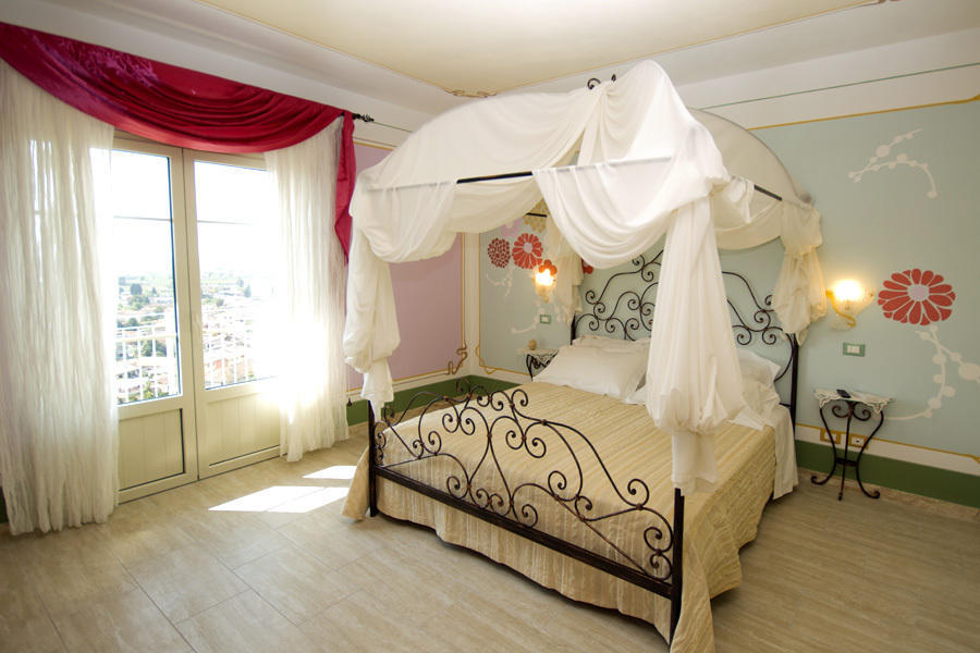 La Chandelle Massarosa Room photo